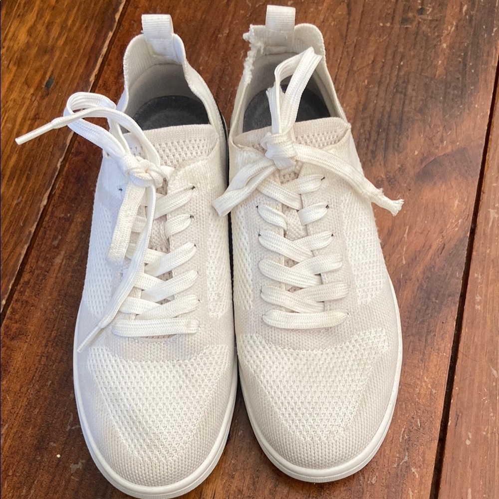 Suavs Knit White Sneakers